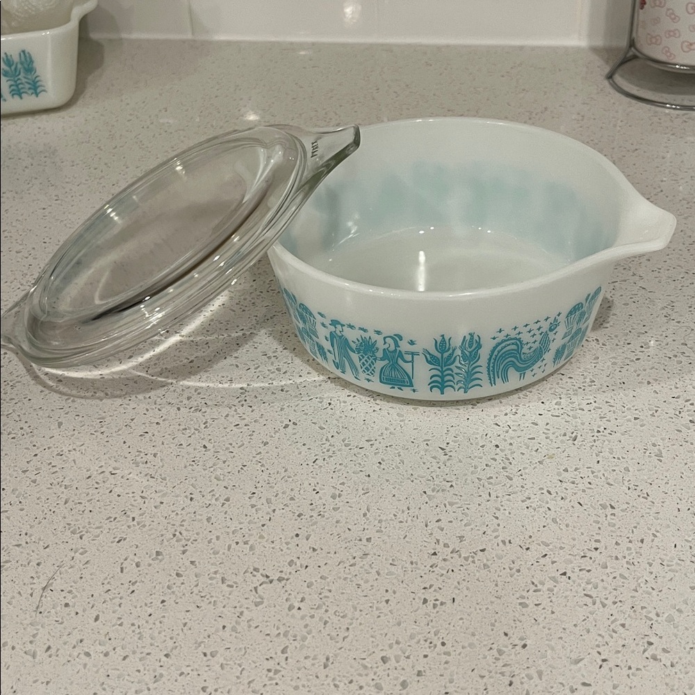 Pyrex Amish Butterprint 472 dish and 470 lid 1 1/2 pt
